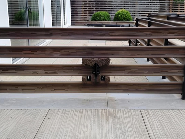 裝修墻板大對(duì)決：塑木與實(shí)木，誰(shuí)才是性?xún)r(jià)比之王?